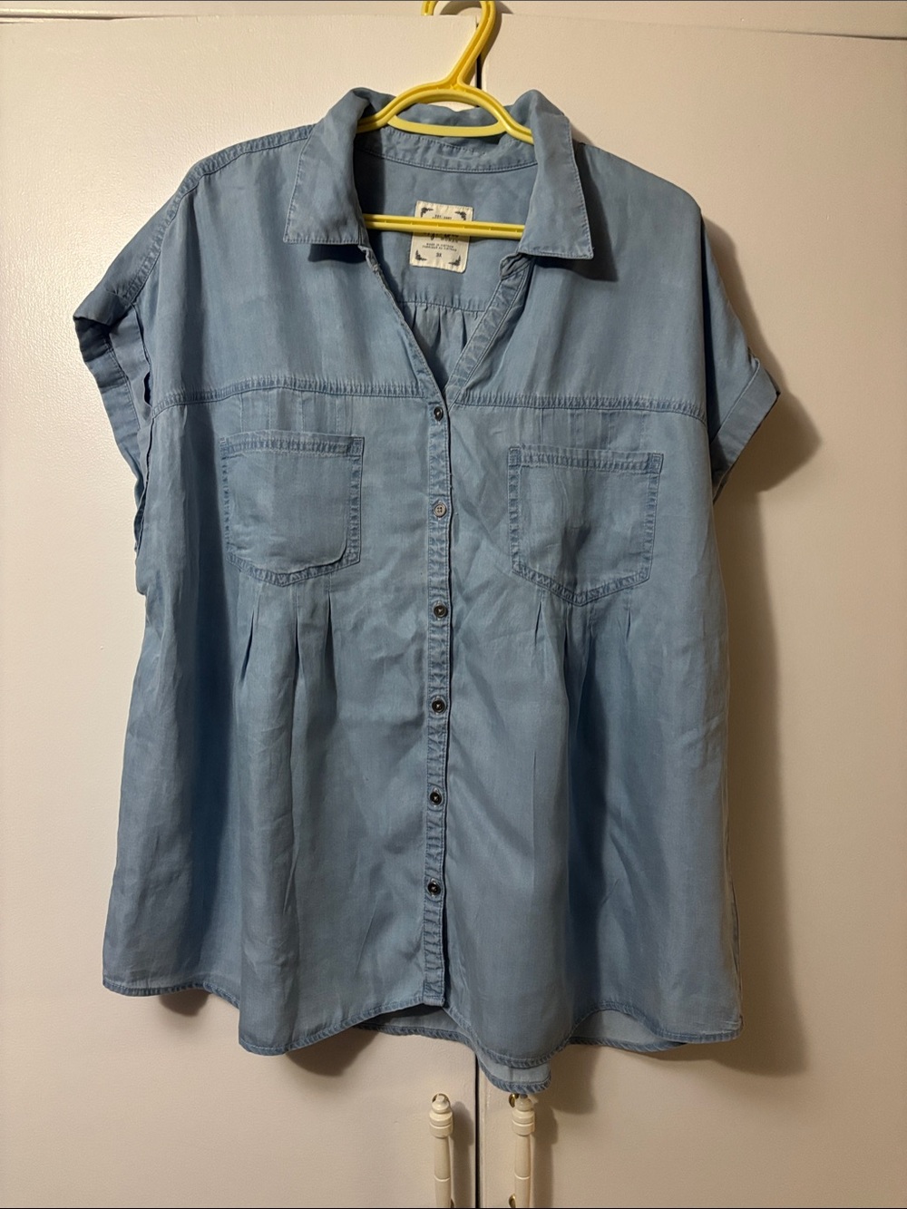 Light Blue Short-Sleeve Chambray Button-Up Shirt